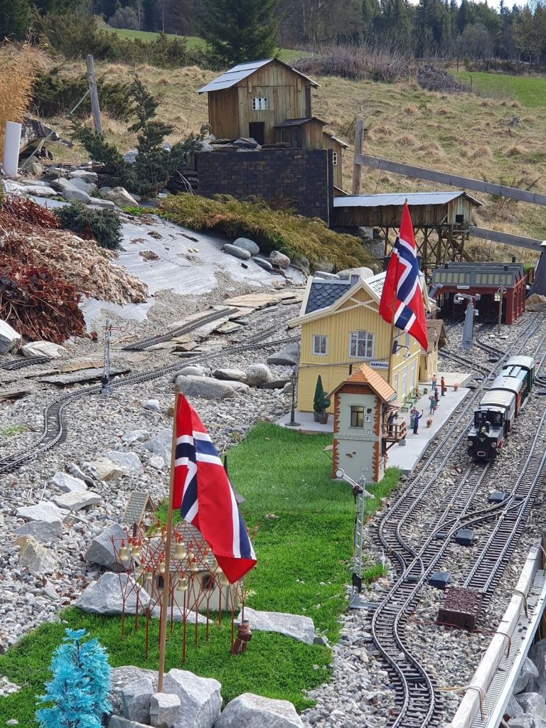 17. mai ved stasjonen — flagg, perrong og tog